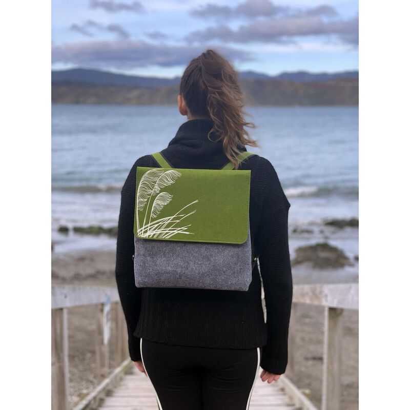 Jo Luping Toetoe White On Green Light Grey Ecofelt Backpack image number 3